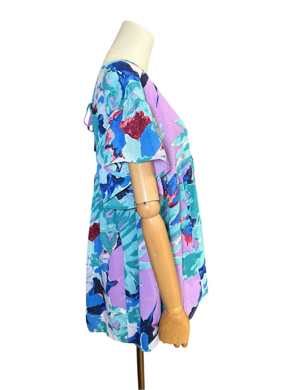entro V-Neck Flutter Sleeve Blouse in Aqua & Lilac Floral - Picture 4 of 10